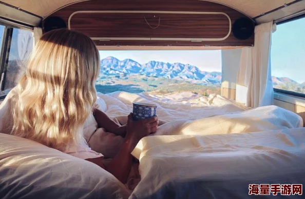 软卧车厢里的故事：边途旅行的芬芳与车窗外美丽风景的唤醒