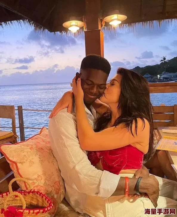 黑人色色:最新八卦曝光,某知名明星被拍到与神秘女子共度浪漫夜晚,引发网友热议! 黑人色色:最新八卦曝光,某知名明星被拍到与神秘女子共度浪漫夜晚,引发网友热议!