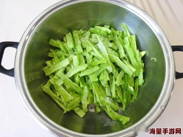 没带罩子让他吃了一天，网友曝光男星与女助理关系暧昧细节揭秘