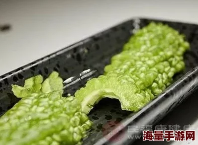 没带罩子让他吃了一天，网友曝光男星与女助理关系暧昧细节揭秘