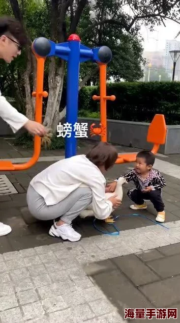 小孩子和邻居姐姐拔钢筋，展现童趣与创造力的奇妙瞬间，引发社区热议与关注