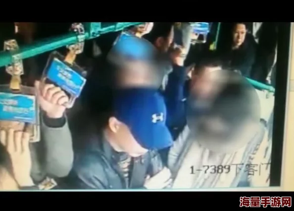 公交车上内裤滑进去的后果：尴尬瞬间引发的社交困境与心理影响分析