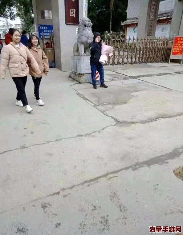 老头和老头在公厕了互摸，这一行为引发了社会对公共场所道德与隐私界限的广泛讨论与反思