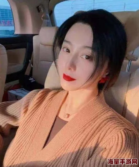 男生女生一起相嗟嗟嗟轮滑：在这个活动中，男女生们共同参与轮滑运动，通过互动与交流增进友谊，享受快乐时光