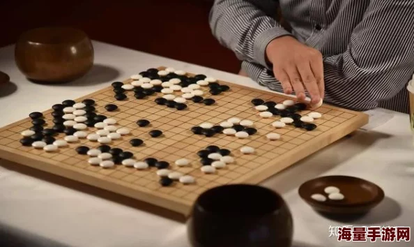 楚晚宁张腿放棋子磨角，展现出她在围棋对弈中的独特风格与策略，令人期待接下来的精彩对决