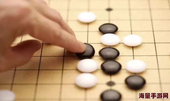 楚晚宁张腿放棋子磨角，展现出她在围棋对弈中的独特风格与策略，令人期待接下来的精彩对决