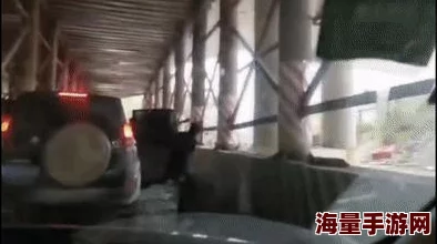 震惊！男人把女人下面桶爽的视频引发热议，网友们纷纷表示无法直视，背后真相令人瞠目结舌！