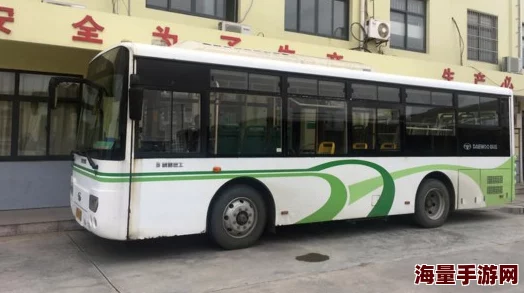 只穿一件外套坐公交车，这种选择可能反映了个人的生活方式、对天气的判断或是经济状况等多重因素