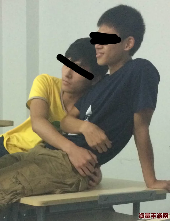 男生与男生搞鸡，竟被偷拍上传网络，引发全校围观与热议，震惊不是一个人竟然是多个男生！