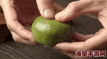 把手伸到裤裆慢慢揉搓的视频，网友热议：这种行为是否过于亲密？引发众多讨论与反思！