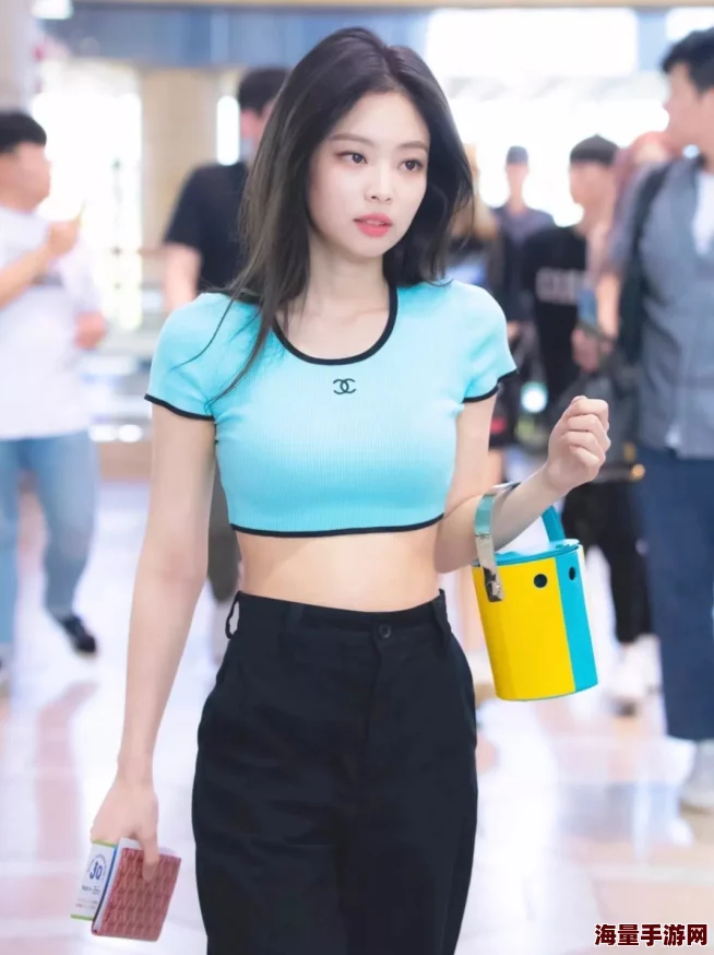 美女扒开内衣露出jk，展现青春活力与时尚魅力，引发网友热议与关注，成为社交媒体新焦点