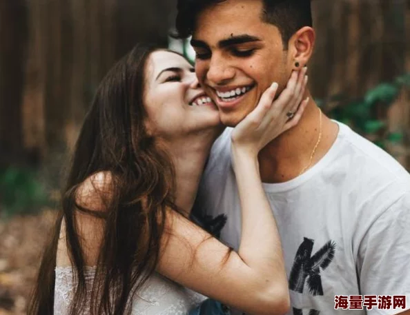 美女被视频引发热议，网友纷纷讨论事件背后的真相与影响，社交媒体上相关话题持续升温