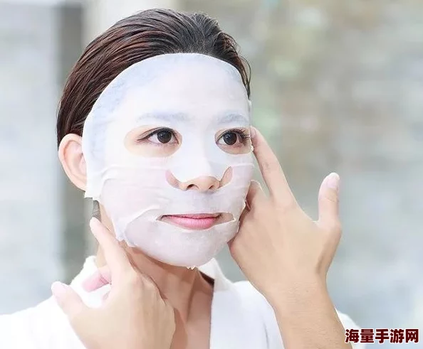 一面膜胸口一下从嘴到胸，带你体验全新护肤科技，感受肌肤深层滋养与修复的奇妙之旅