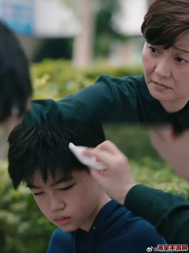 海角披风少年 妈妈：最新动态揭示母子情深，感人故事引发广泛关注与讨论