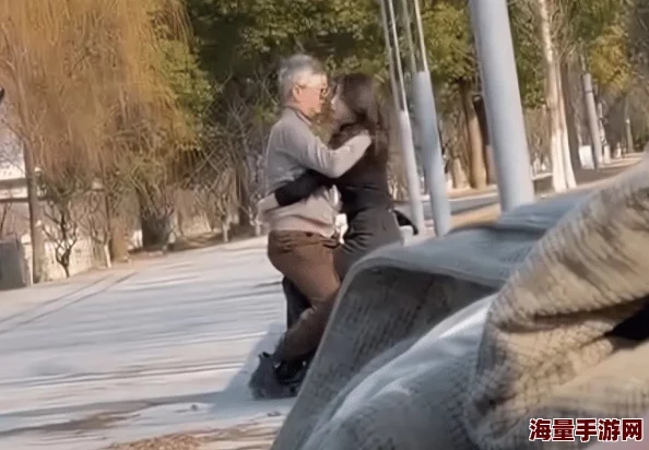 69XX勾搭老头野战直播，惊现刺激场面引发网友热议，现场气氛火爆不已！