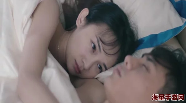 美女和帅哥在床上揉胸亲吻，网友纷纷表示这样的画面太过露骨，认为应更注重情感交流而非肉体展示
