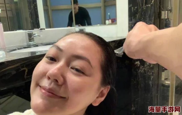 女仆洗澡被主人玩，网友热议：这究竟是剧情设定还是现实生活中的奇闻？引发广泛讨论与关注