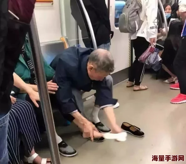 美女下部尿囗无遮当视频引发热议，网友纷纷表示对这种内容的看法不一，有人认为过于低俗，也有人觉得是艺术表现
