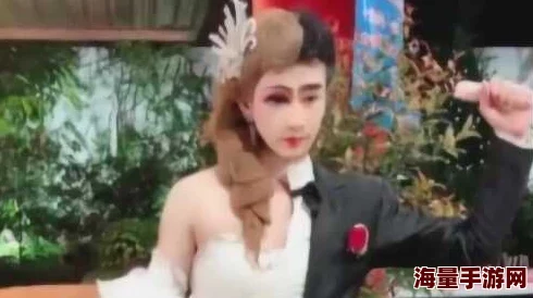 欧美雌雄同体人妖videos引发热议，网友们对其表现和文化背景各抒己见，讨论的声音不一