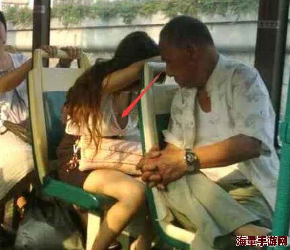 公交车上后面揉着她的双乳，这种行为真是让人感到不适，公共场合应保持尊重