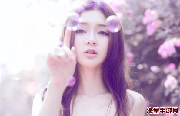 在月光下，温柔吻着她白嫩的双乳，感受爱的细腻与激情交织