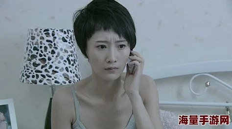 在月光下，温柔吻着她白嫩的双乳，感受爱的细腻与激情交织