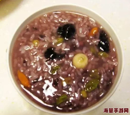 揭秘黑暗料理王紫米花生粥的创意做法，大米混搭新风味登场！