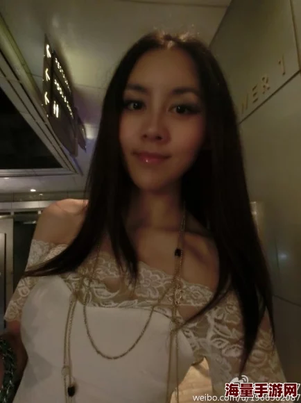 女人逼视频最近爆红的短视频平台上，一位才华横溢的女主播凭借其独特的表演风格和幽默感，吸引了大量粉丝关注她的创意内容不仅让人捧腹大笑，还引发了网友们的热烈讨论和模仿潮流