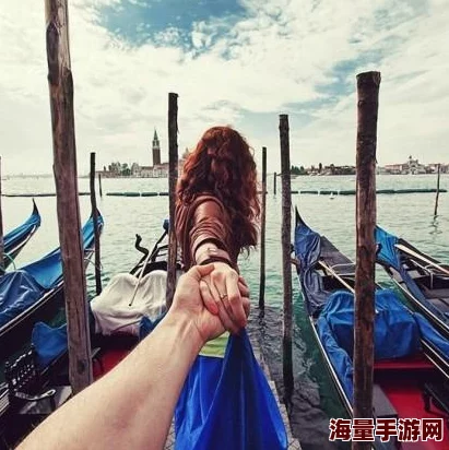 男生把女生日出水近日一名男生在海边为女友拍照时意外捕捉到她的美丽瞬间引发热议